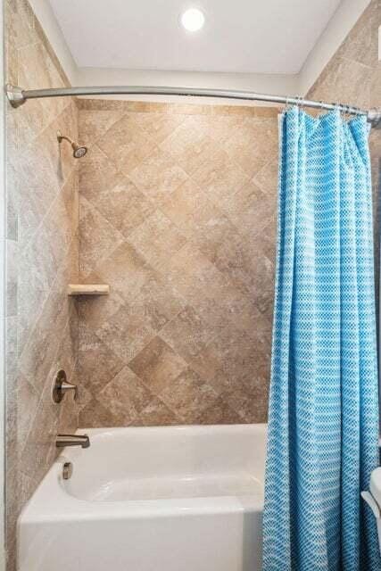 bathroom featuring shower / bath combo