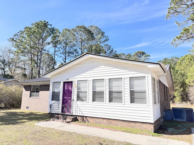 view of front facade with a front yard