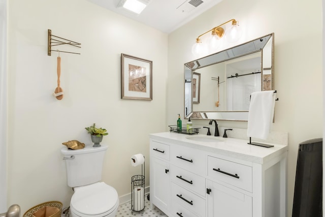 bathroom with toilet, a shower with shower curtain, vanity, visible vents, and baseboards