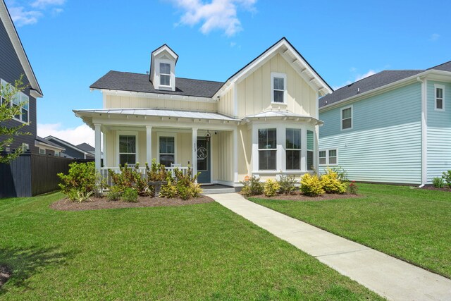 view of front of property featuring a front yard