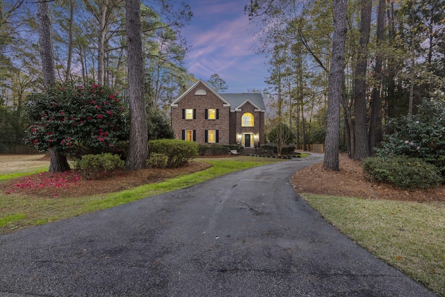 view of front of house featuring a lawn