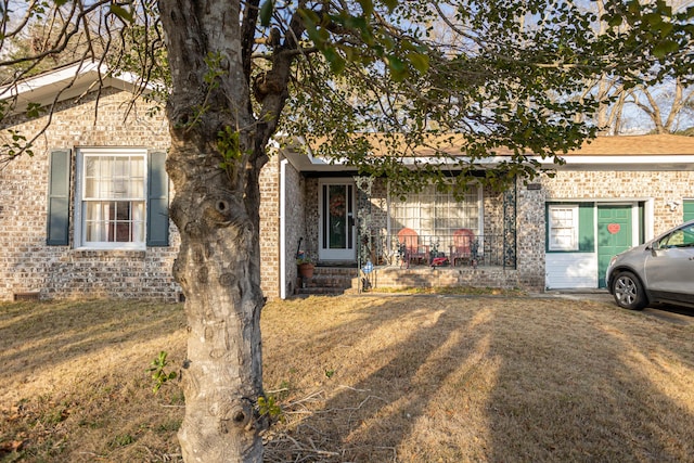 view of front of property with a front yard