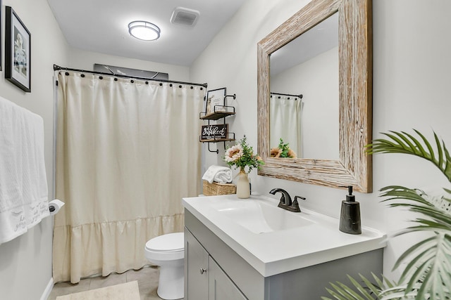 full bath with visible vents, vanity, toilet, a shower with shower curtain, and tile patterned floors