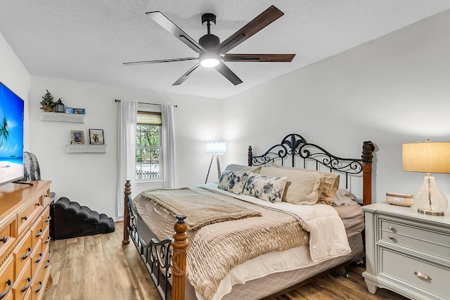 bedroom featuring light wood-style floors and a ceiling fan