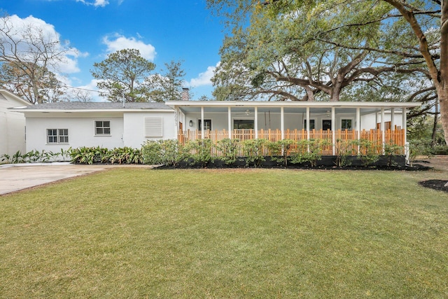 view of front of home featuring a porch and a front lawn