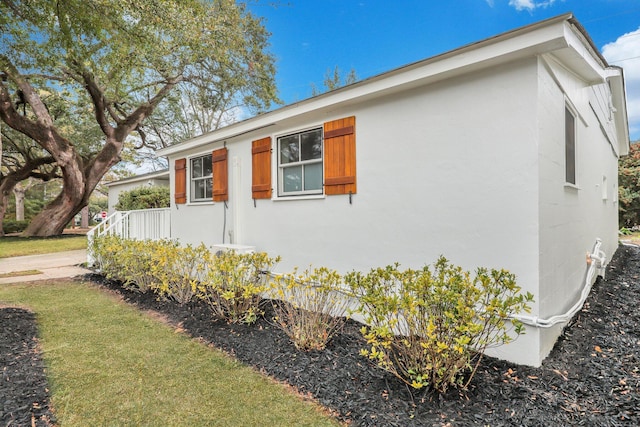 view of side of property featuring a yard