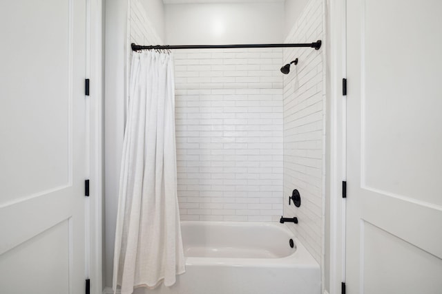 bathroom featuring shower / bath combo