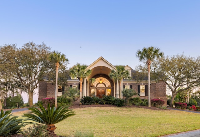 view of front of home featuring a front yard