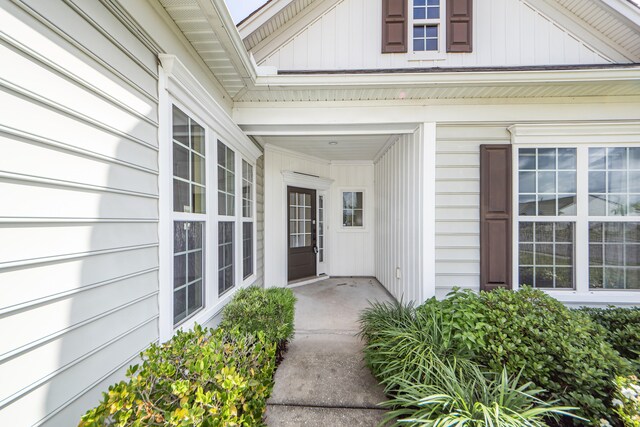 spare room featuring ceiling fan, hardwood / wood-style flooring, and ornamental molding