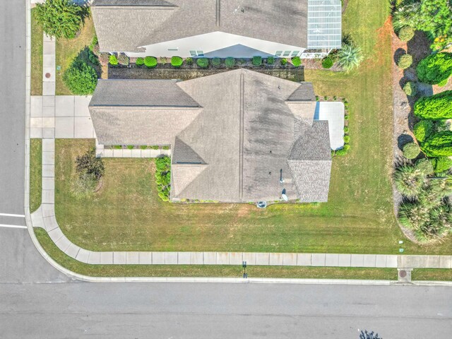 view of front of property featuring a front yard and a garage