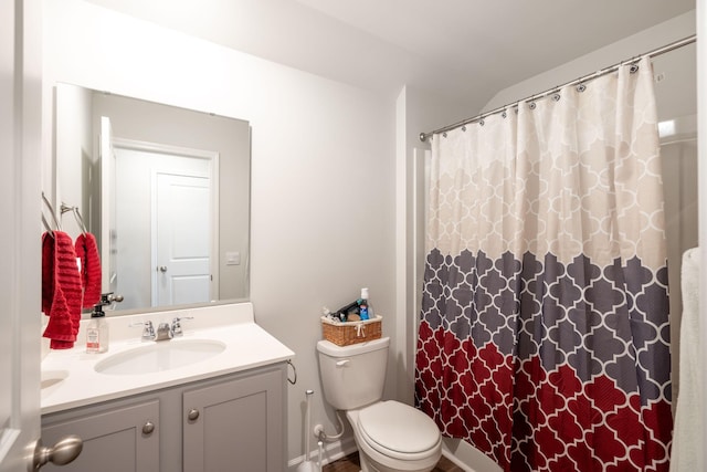 bathroom featuring a shower with shower curtain, vanity, and toilet