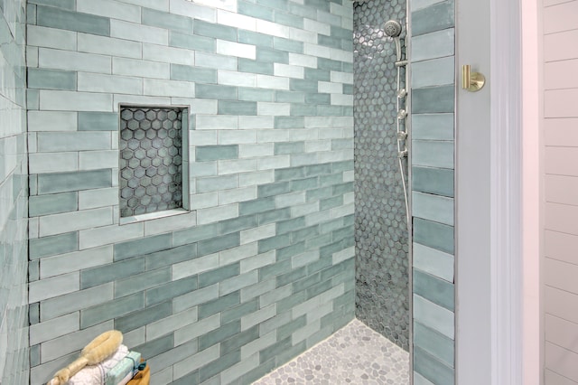 bathroom featuring tiled shower