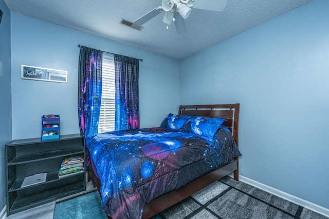 bedroom featuring ceiling fan and a textured ceiling