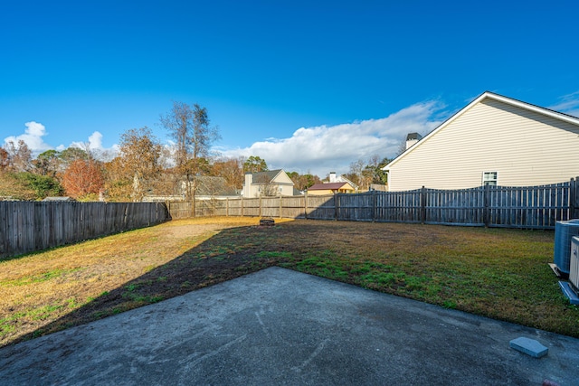 view of yard featuring a patio area