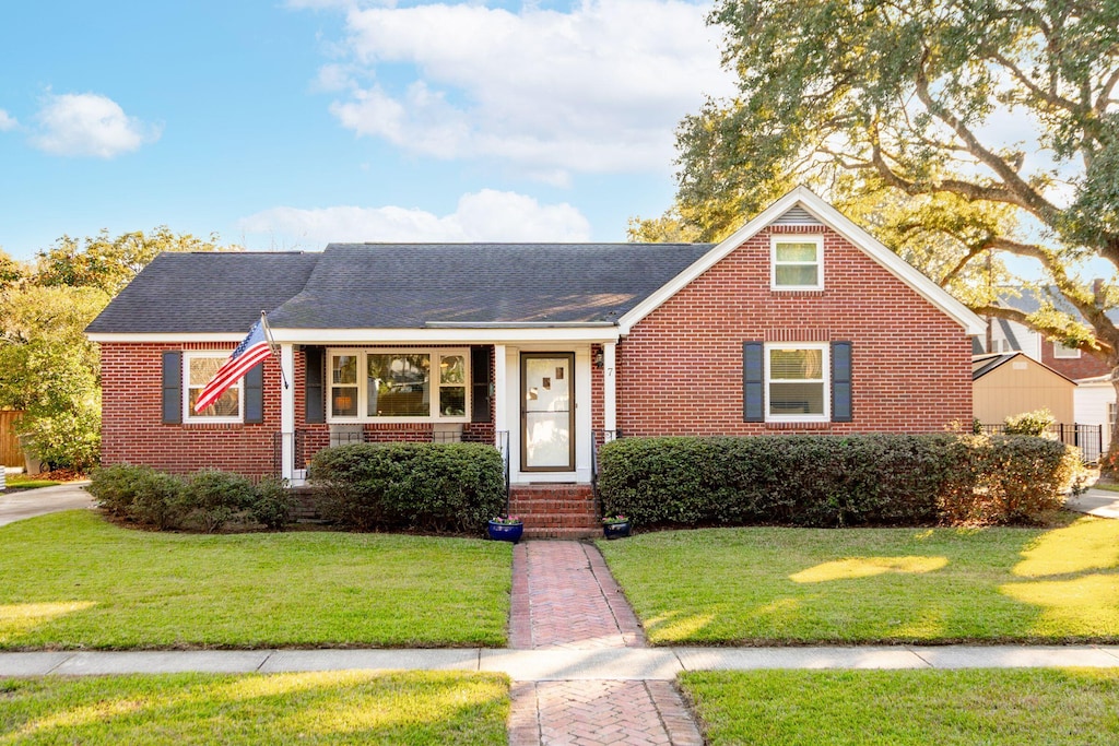 view of front of property featuring a front lawn