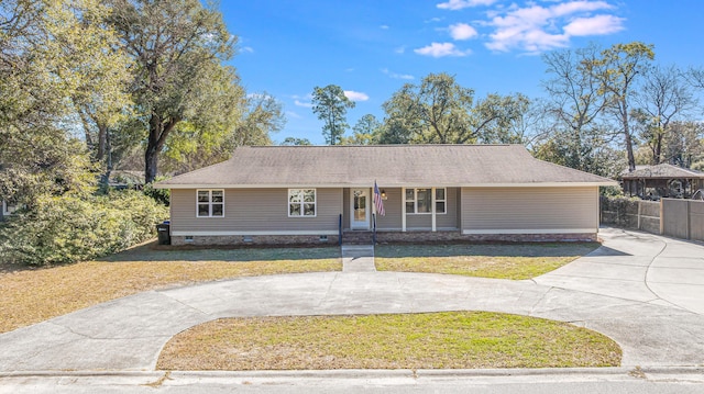 ranch-style house featuring crawl space, driveway, a front lawn, and fence