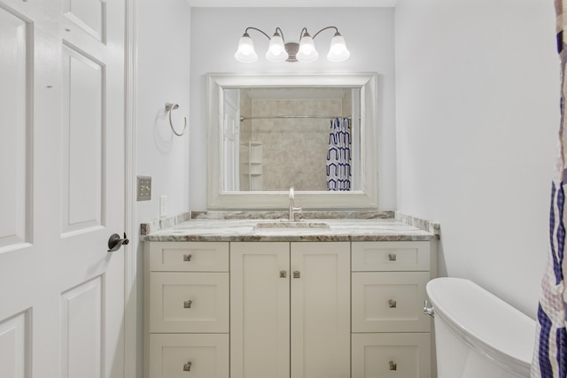 full bath with toilet, curtained shower, and vanity