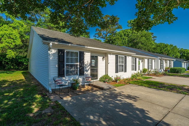 view of front of property with a front yard