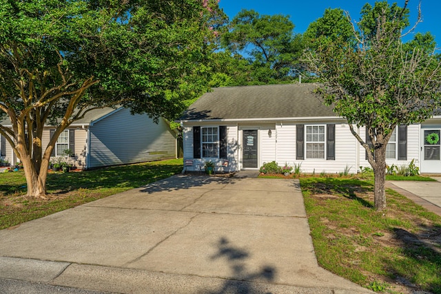 view of front facade with a front yard and concrete driveway