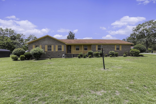 ranch-style home featuring a front lawn and a porch