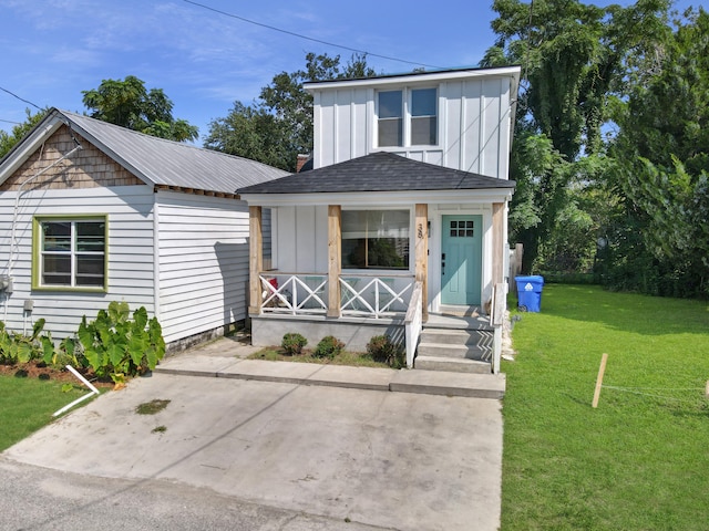 view of front of home featuring a front yard