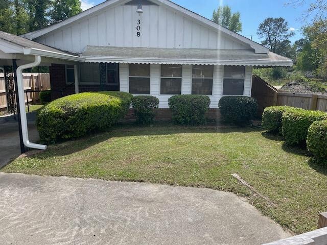 view of front facade featuring a front yard