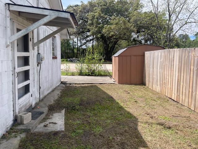 view of yard with a shed