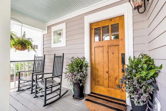 entrance to property featuring a porch