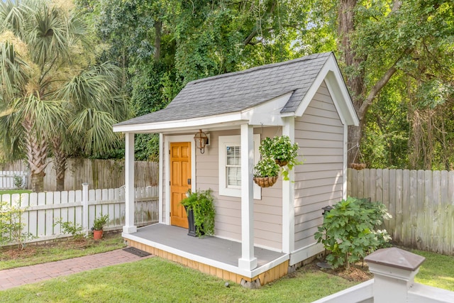 view of outdoor structure featuring a yard