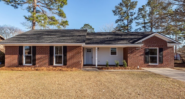 single story home featuring a front lawn