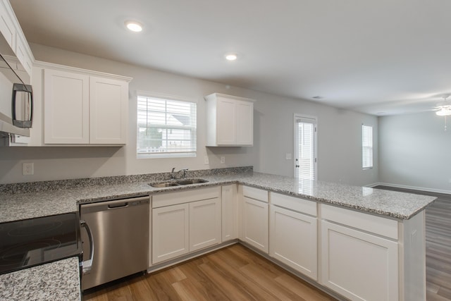 1816 Casein St, Summerville, SC 29483 - kitchen with stainless steel appliances, light wood-type flooring, a sink, and a peninsula