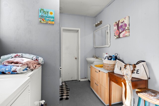 washroom featuring cabinets, sink, and washing machine and clothes dryer