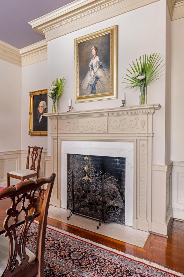 living area featuring wood-type flooring and ornamental molding