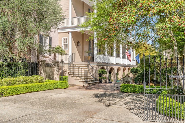 property entrance featuring a balcony