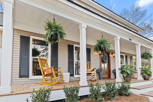 property entrance featuring a porch