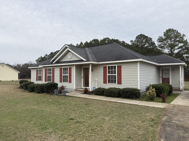 ranch-style house featuring a front yard