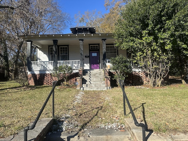 view of front of home featuring a front yard