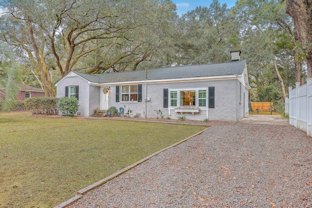 ranch-style house featuring a front lawn