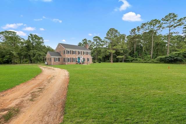 colonial house featuring a front lawn