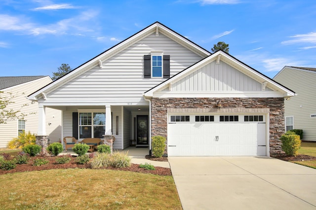 craftsman-style house featuring a porch and a front lawn