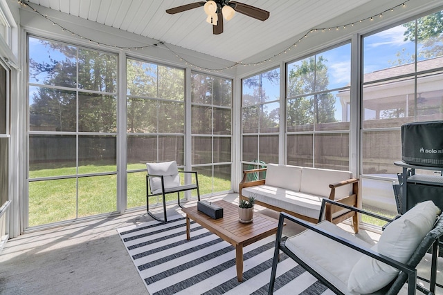 sunroom featuring an outdoor hangout area and ceiling fan