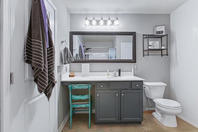 full bathroom featuring a shower with curtain, baseboards, vanity, and toilet