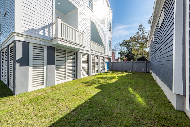 view of yard with a balcony