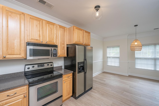 kitchen featuring visible vents, crown molding, dark countertops, light wood-type flooring, and appliances with stainless steel finishes