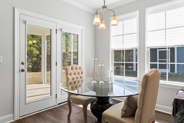 dining area with crown molding, a notable chandelier, dark wood-style floors, and baseboards