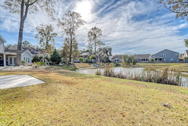 view of yard featuring a water view