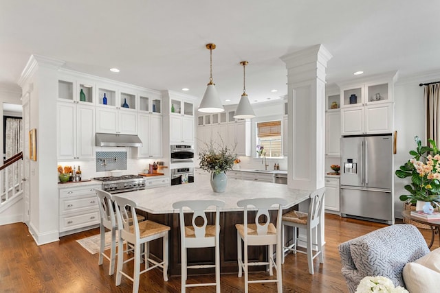 1527 Wando View St, Charleston, SC 29492 - kitchen featuring premium appliances, under cabinet range hood, tasteful backsplash, crown molding, and white cabinets