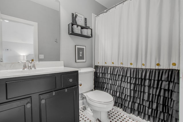 full bathroom featuring toilet, tile patterned floors, a shower with shower curtain, and vanity