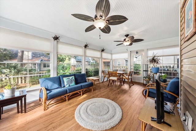 sunroom with ceiling fan