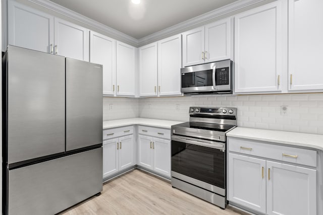 5133 Park Creek Ave, North Charleston, SC 29418 - kitchen with appliances with stainless steel finishes, light countertops, backsplash, light wood-type flooring, and ornamental molding